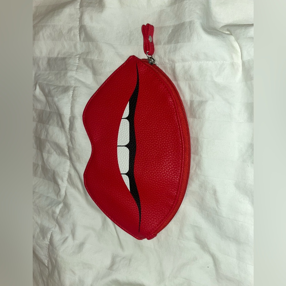 Red lips makeup bag